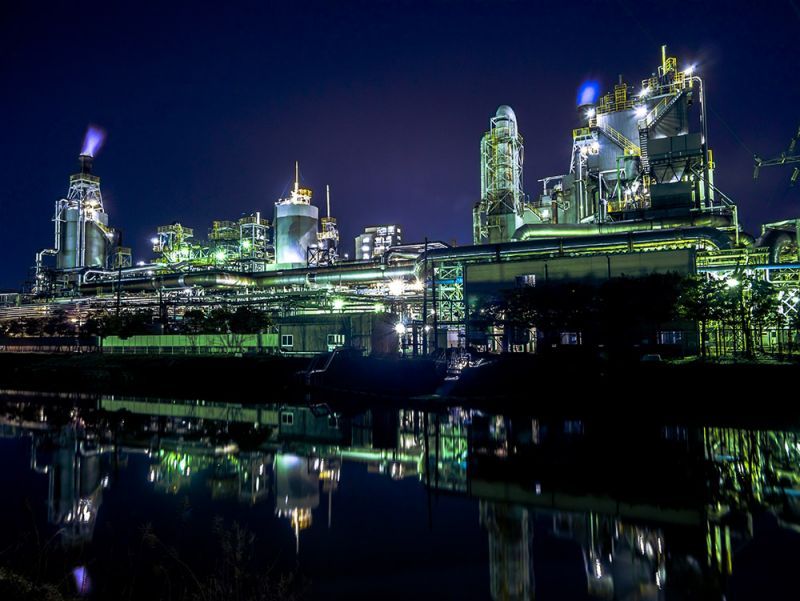 新潟市内の旭カーボンで幻想的な工場夜景を楽しむ